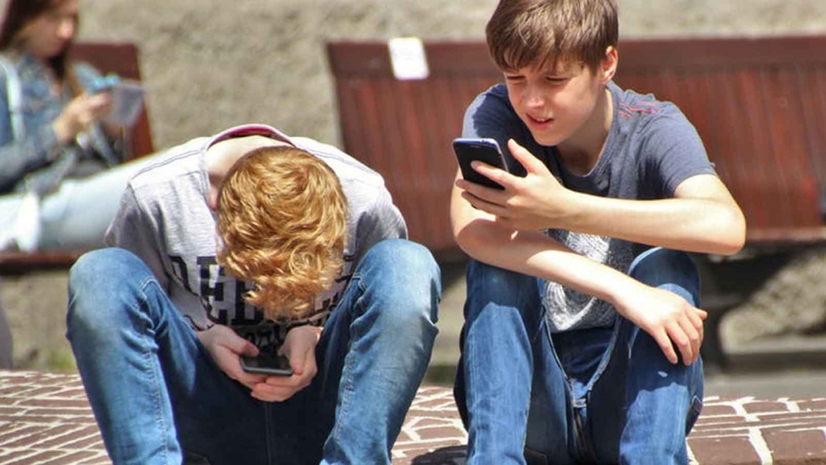 Kids Addiction to Social Media and How to Counteract